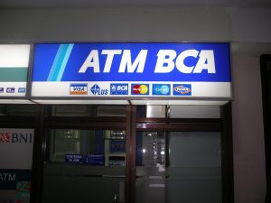 implementasi-stiker-oracal-pada-neonbox-atm