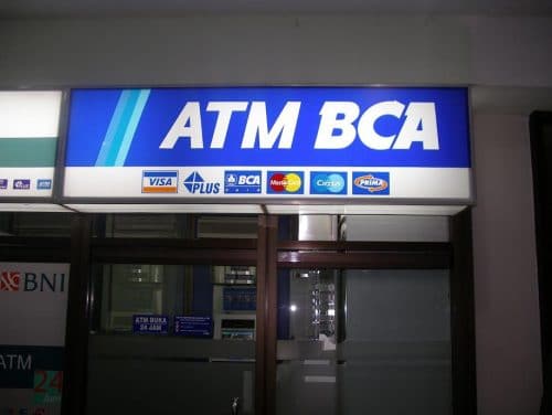 implementasi-stiker-oracal-pada-neonbox-atm